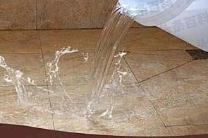双桥漏水维修 免砸砖防水材料该如何施工